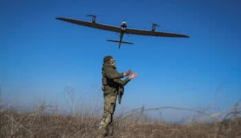 Ucrania bombardea refinería rusa con docenas de drones