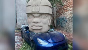 ¡Una cabeza Olmeca aplastó un auto Tesla! Esto sabemos | Video