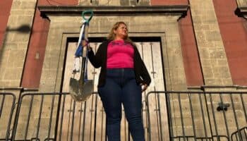 Madre buscadora Ceci Flores busca entregar a AMLO pala con que busca a su hijo desaparecido