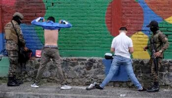 El Salvador cumple dos años en régimen de excepción, con reducción de violencia y dudas sobre DDHH
