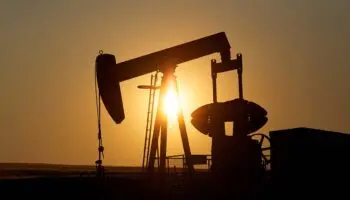 Precios del petróleo crudo suben 2% por temor a escalada en Medio Oriente