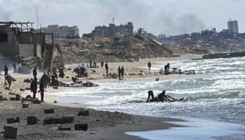Al menos 18 palestinos mueren al recoger ayuda lanzada por aire en el norte de Gaza