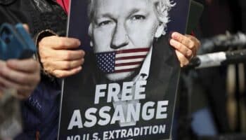 Tribunal de Londres aplaza su decisión sobre Assange, que no será aún extraditado