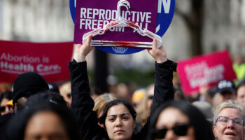 Manifestantes claman contra restricción de píldora abortiva ante Supremo de EU