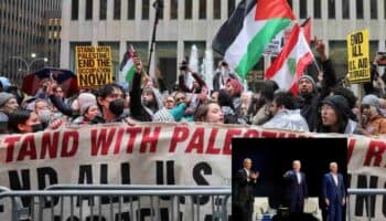 ‘Tiene sangre en sus manos’, gritan a Biden en acto de campaña a lado de Obama y Clinton