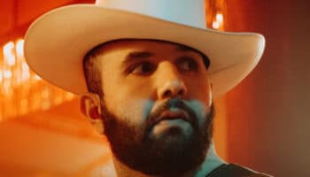 Carín León recibe críticas por decir que se le 'antoja' cocaína en concierto