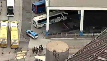 Videos | Se entrega hombre armado que secuestró autobús con 17 pasajeros en Brasil