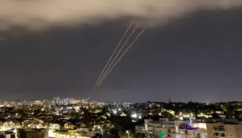 Activan defensa antiaérea de Irán; registran al menos 3 explosiones