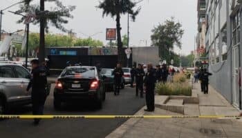 Apuñalan y matan a joven afuera del Metro Revolución