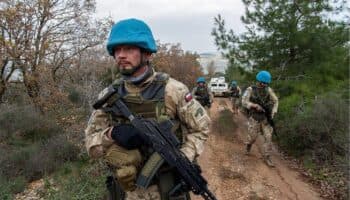 Israel atribuye a Hezbolá explosión que hirió a 'cascos azules' en Líbano
