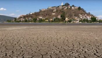 Lago de Pátzcuaro luce desértico; a Janitzio casi se llega caminando | Video
