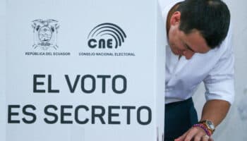 Noboa pierde 2 de las 11 preguntas en referéndum en Ecuador, perfila sondeo