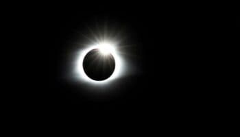 ¿Cómo ver el eclipse si no tengo gafas o filtros solares?