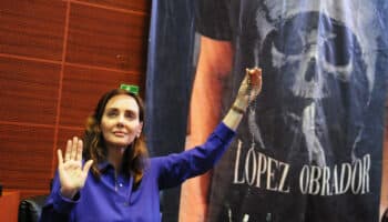 Senado debate playera de la Santa Muerte… Lilly Téllez sacó un rosario