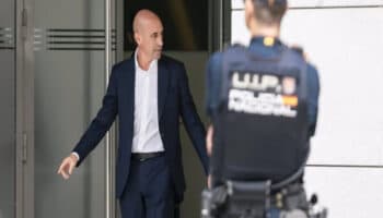 Se sienta Luis Rubiales, este lunes, en el banco de los acusados