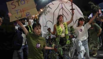 Miles protestan afuera de la casa de Netanyahu para exigir su renuncia