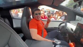 Samuel García canta y evita responder sobre Cybertruck de Tesla