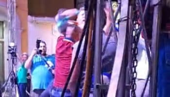 Allegados a candidato a alcaldía en Zacatecas golpean a manifestante durante mitin