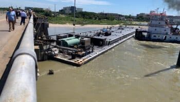 Barcaza choca con puente en Texas; destruye vía ferroviaria