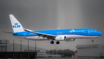 Un persona murió al caer sobre motor de avión en Ámsterdam