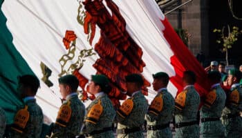 ¿Por qué la bandera sí debe estar izada durante marcha de la 'Marea Rosa'?