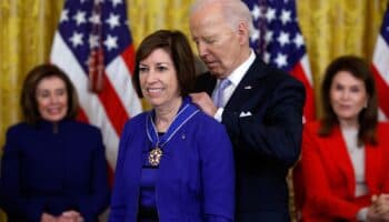 Biden condecora a 19 con medalla de la Libertad, entre ellas, a la primera mujer hispana en viajar al espacio