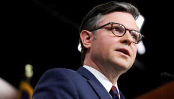Demócratas rescatan a líder republicano y presidente de la Cámara de Representantes, Mike Johnson: Jesús Esquivel | Video