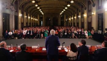 AMLO pidió a legisladores 'que no haya titubeos ni zigzagueos', señala Monreal tras reunión