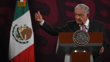 AMLO tacha de hipócrita discurso opositor sobre apoyos sociales mientras a él lo llaman 'comunista y populista'