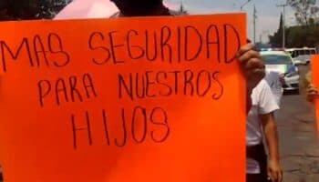Marchan familiares de estudiantes del CCH Naucalpan; exigen seguridad