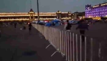 Con vallas, separan a la CNTE y a 'marea rosa' en el Zócalo