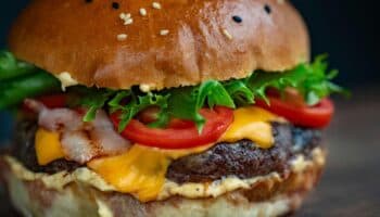 Carnicero explica cómo evitar que la carne de hamburguesa se encoja en el sartén