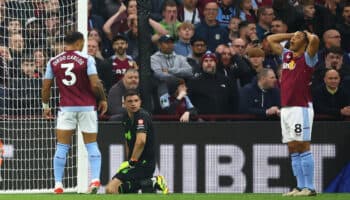 Así fue el increíble error de Dibu Martínez en la Premier League | Video