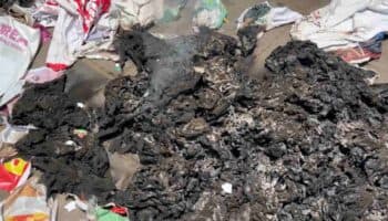 Maestros de la sección 22 de la CNTE queman propaganda electoral en Oaxaca