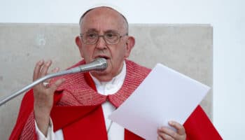 Papa Francisco pide 'escuchar el sufrimiento' de las mujeres