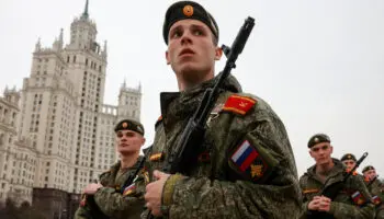 Si rusos luchan contra Ucrania, gobierno de Putin pagará sus deudas