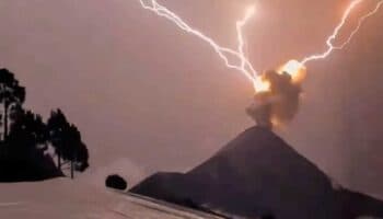 ¡Impresionante! Captan momento exacto del impacto de rayo en volcán en erupción | Video