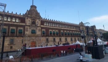 Instalan templete en el Zócalo para eventual celebración del triunfo de Sheinbaum | Video