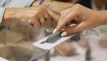 Los franceses votan en la primera vuelta de una elección que puede llevar al poder a la ultraderecha