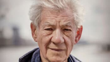 Ian McKellen cae del escenario en obra de teatro y es hospitalizado