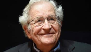 Desmienten falsos rumores: Noam Chomsky no ha fallecido
