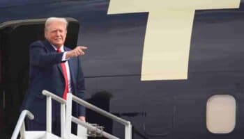 Trump llega a Atlanta en su avión privado para debate con Biden