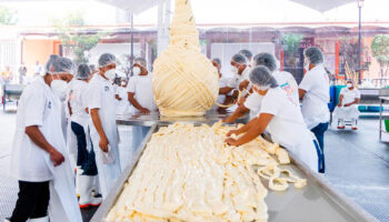 El quesillo más grande del mundo está en Oaxaca y logra Récord Guinness