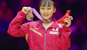 Sorprenden a gimnasta japonesa fumando y peligra su participación en Juegos Olímpicos