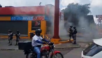 Atacan Oxxos con bombas molotov en Michoacán