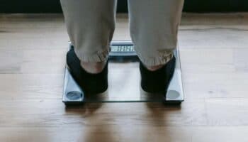 Obesidad puede aumentar el riesgo de Alzheimer, alerta estudio