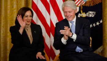 Los Clinton apoyan a Kamala Harris; Obama pide elegir a 'un candidato sobresaliente'