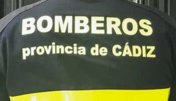 Bomberos españoles evacúan con grúa a un hombre de 300 kilos y así lo trasladan al hospital