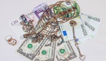 Encuentran el "tesoro" de un mafioso en Nápoles: 9 millones de euros en dinero y joyas