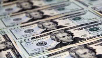Dólar se devalúa al caer entusiasmo por acuerdo comercial China-Estados Unidos
